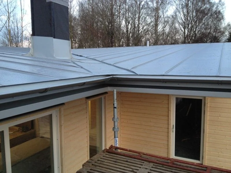 7. Omlaggning av aluminiumtak pa sjonara fritidshus